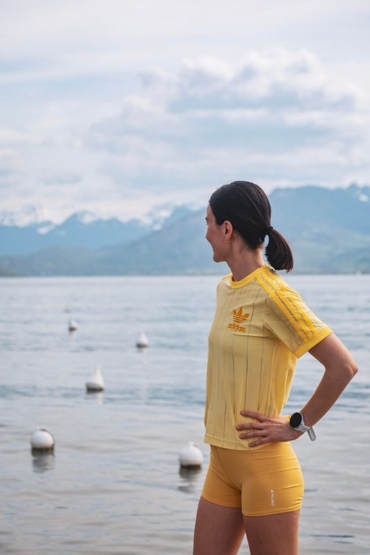Émilie Loiseau en tenue de sport au bord du lac d’Annecy