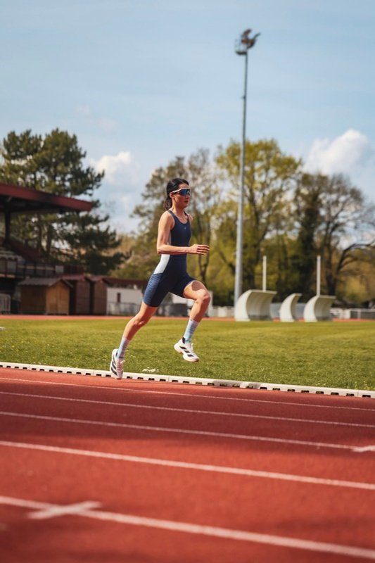 Émilie Loiseau en séance de course à pied sur une piste d’athlétisme